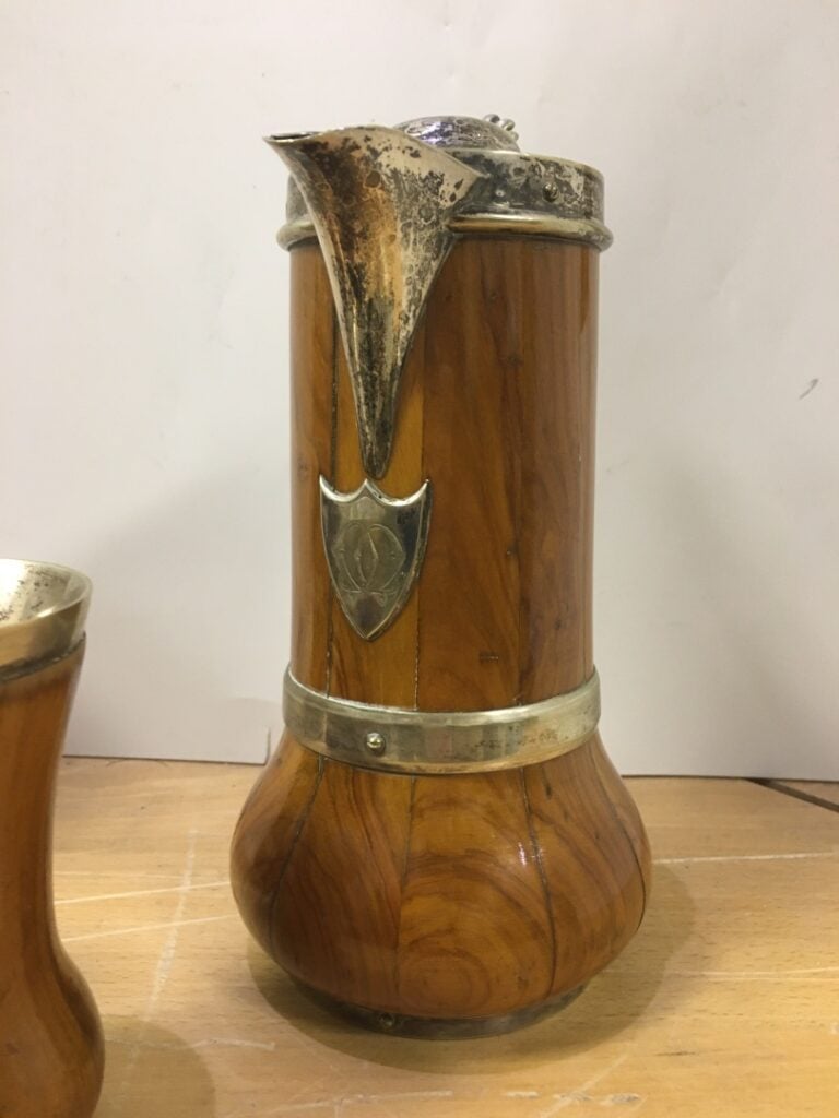 Lot de quatre pièces de vaisselle en métal argenté plaqué de bois, travail suis…