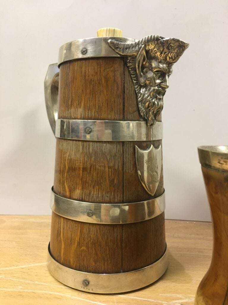 Lot de quatre pièces de vaisselle en métal argenté plaqué de bois, travail suis…