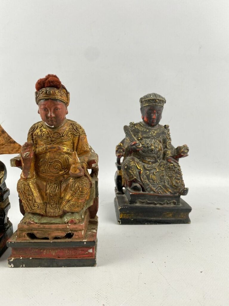 Lot de quatre sujets en bois sculpté laqué, polychrome et dorés figurant un dig…