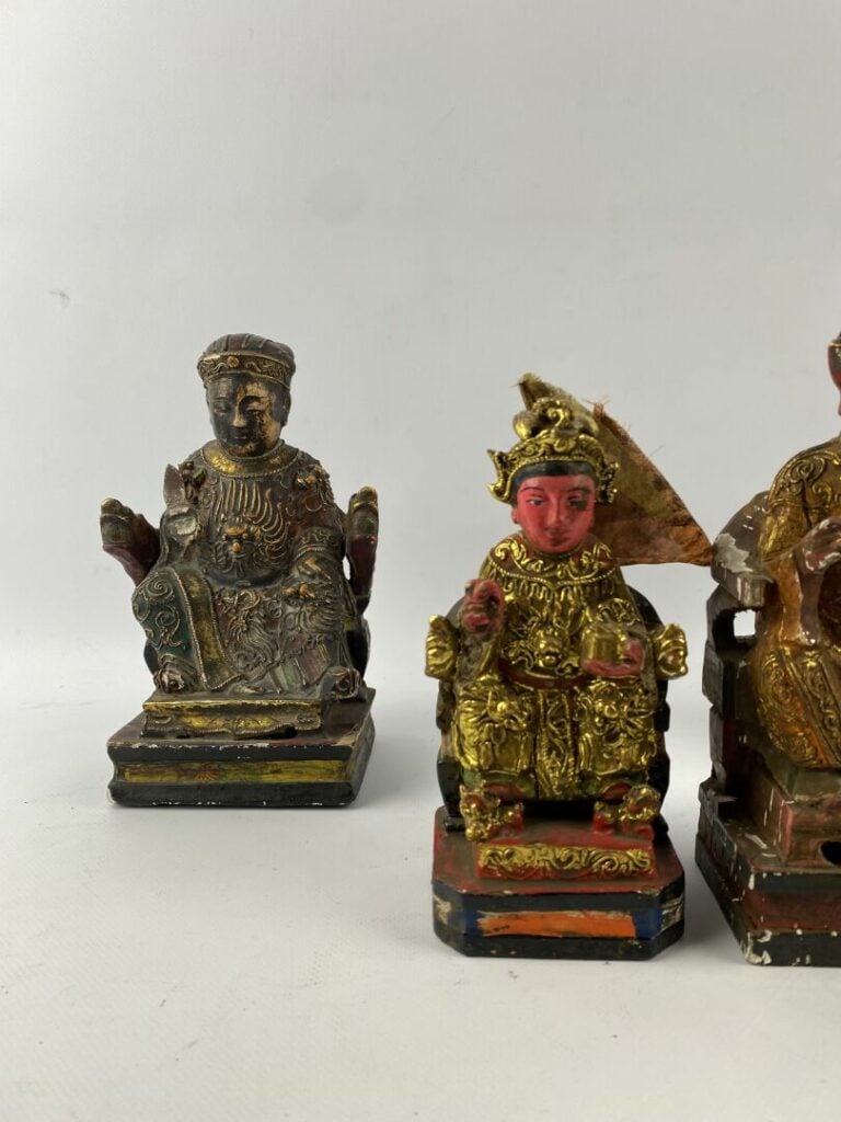Lot de quatre sujets en bois sculpté laqué, polychrome et dorés figurant un dig…