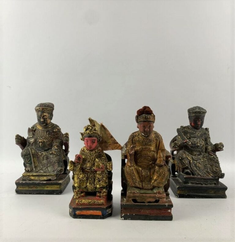 Lot de quatre sujets en bois sculpté laqué, polychrome et dorés figurant un dig…