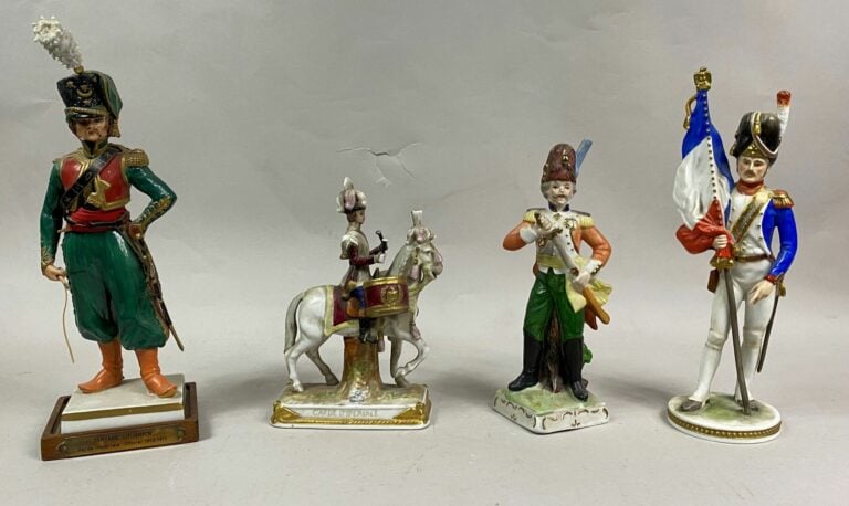 Lot de quatre sujets militaires en porcelaine polychrome - H (le plus grand) :…
