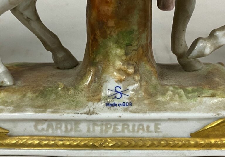 Lot de quatre sujets militaires en porcelaine polychrome - H (le plus grand) :…