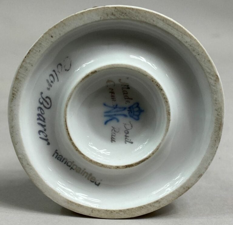 Lot de quatre sujets militaires en porcelaine polychrome - H (le plus grand) :…
