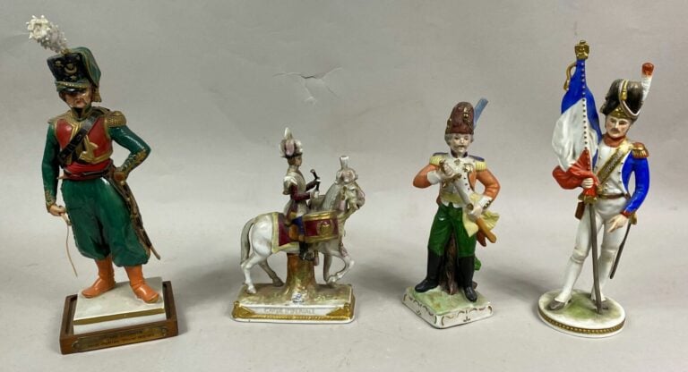 Lot de quatre sujets militaires en porcelaine polychrome - H (le plus grand) :…