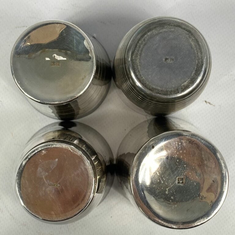 Lot de quatre timbales en métal argenté à décor de cartouche chiffré gravé ou f…