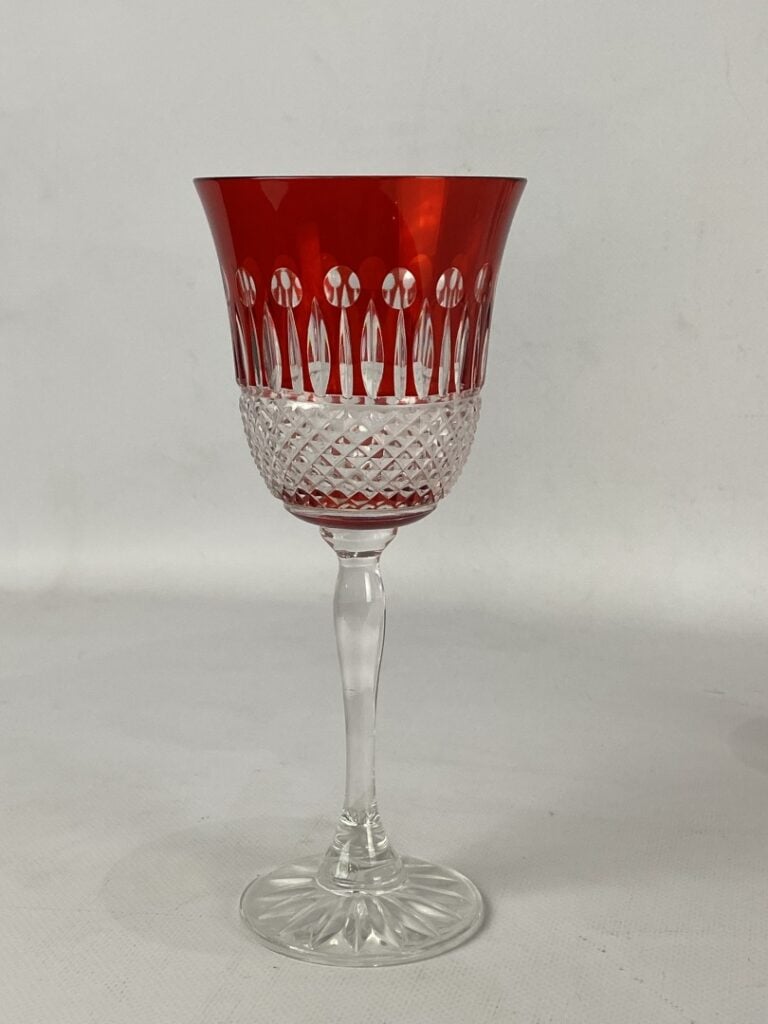 Lot de quatre verres en cristal taillé coloré - H : 20,5 cm