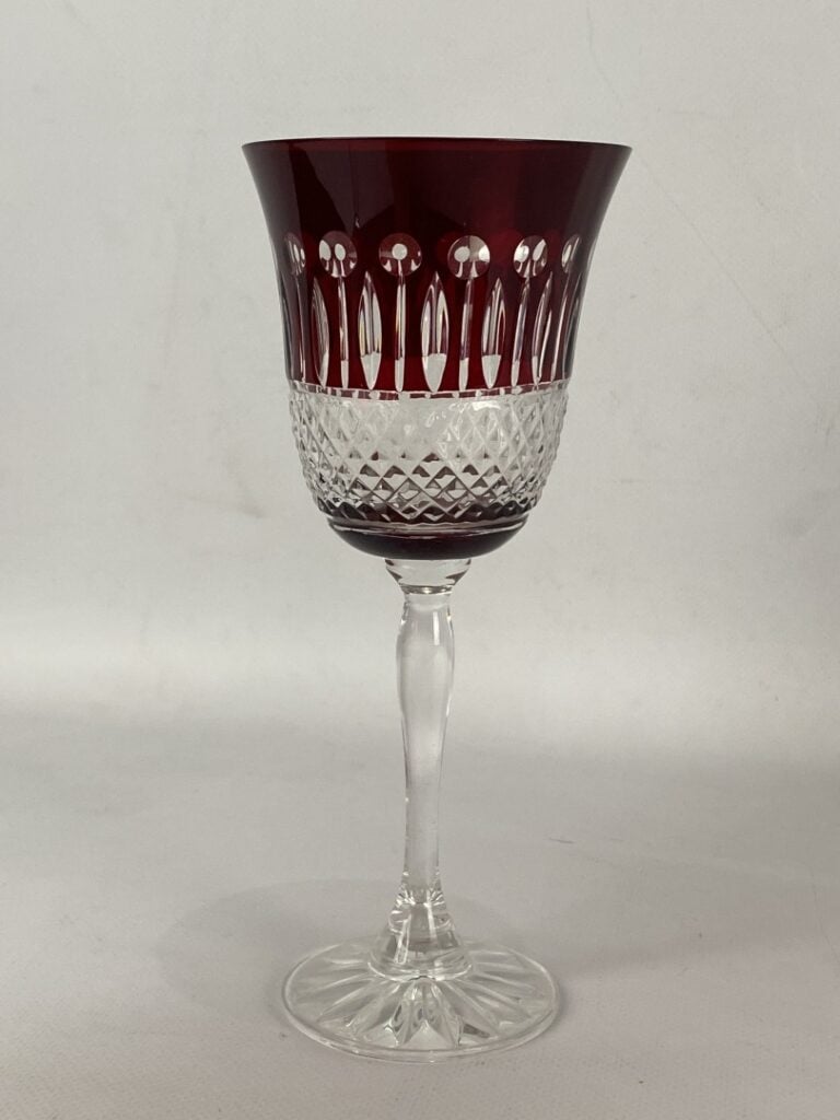 Lot de quatre verres en cristal taillé coloré - H : 20,5 cm