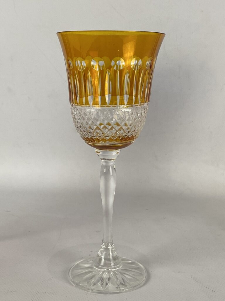 Lot de quatre verres en cristal taillé coloré - H : 20,5 cm