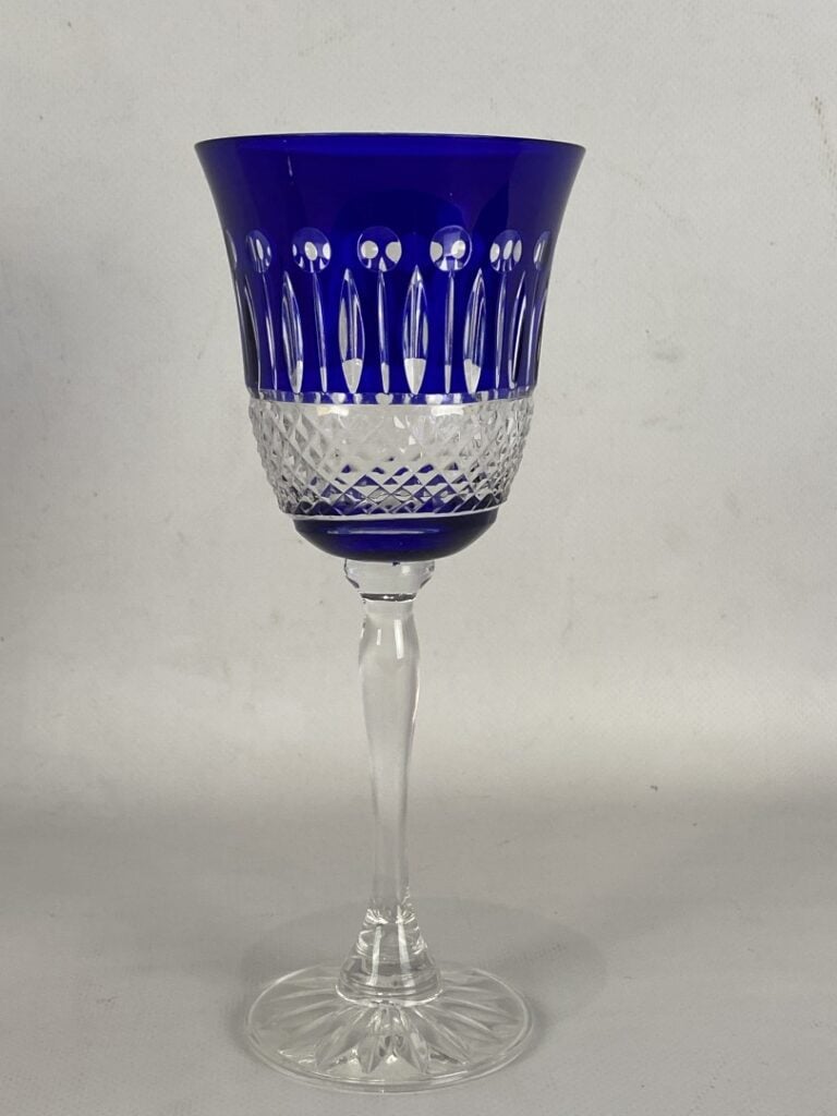 Lot de quatre verres en cristal taillé coloré - H : 20,5 cm