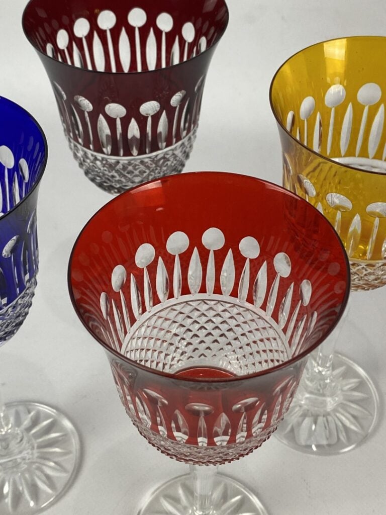 Lot de quatre verres en cristal taillé coloré - H : 20,5 cm