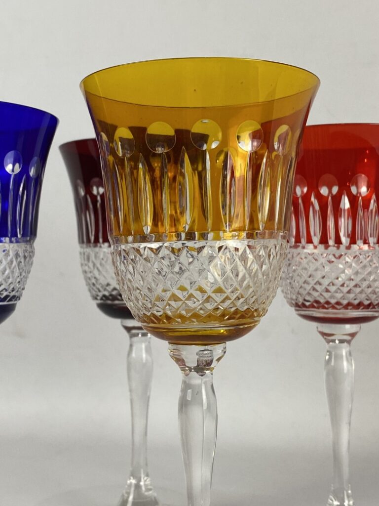 Lot de quatre verres en cristal taillé coloré - H : 20,5 cm