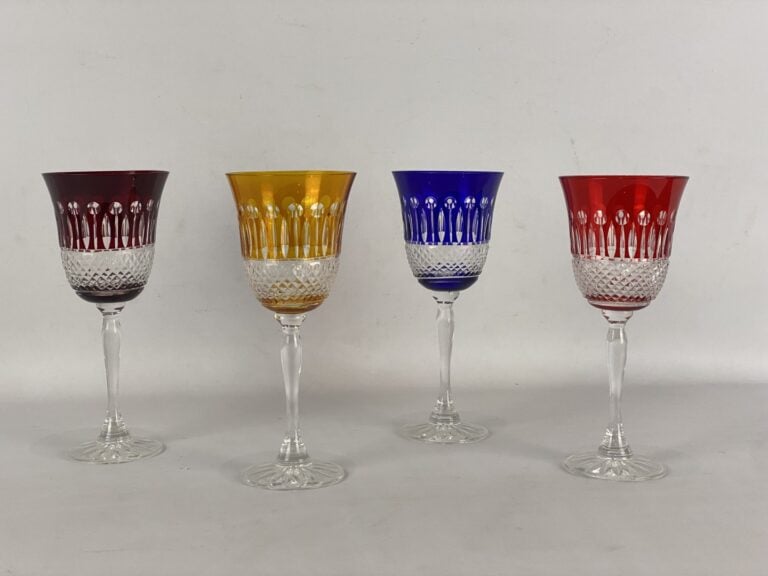 Lot de quatre verres en cristal taillé coloré - H : 20,5 cm