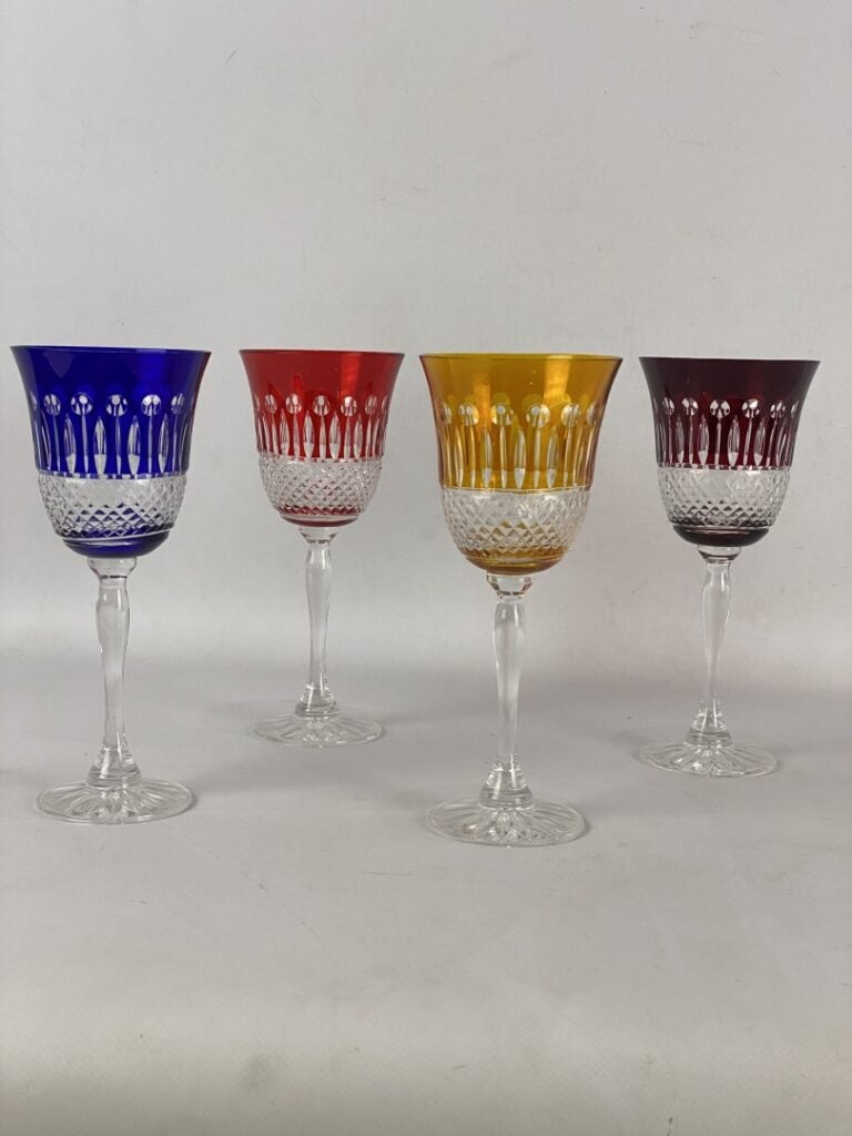 Lot de quatre verres en cristal taillé coloré - H : 20,5 cm