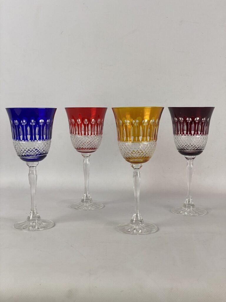 Lot de quatre verres en cristal taillé coloré - H : 20,5 cm