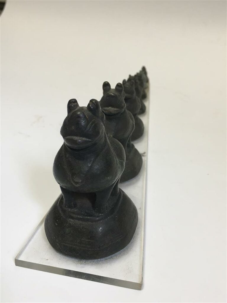 [-] LOT DE SEPT (7) POIDS A OPIUM EN BRONZE - Fixé sur un socle en plexiglas (u…