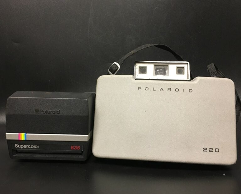 Lot de sept appareils photo vintage dont deux Polaroid, avec accessoires (en l'…
