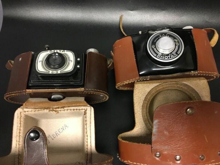 Lot de sept appareils photo vintage dont deux Polaroid, avec accessoires (en l'…
