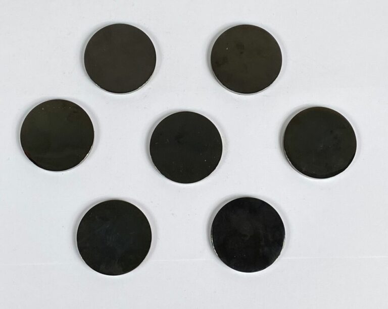 Lot de sept jetons ésotériques en métal - Diam : 4,7 cm