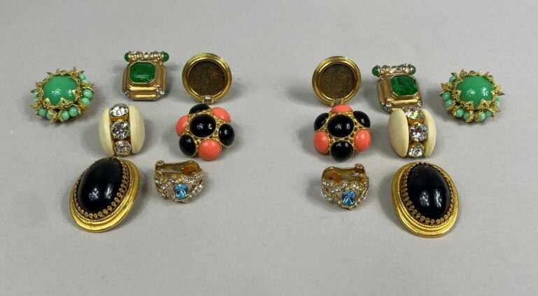 Lot de sept paires de clips d'oreilles fantaisie en métal doré ornés de cabocho…