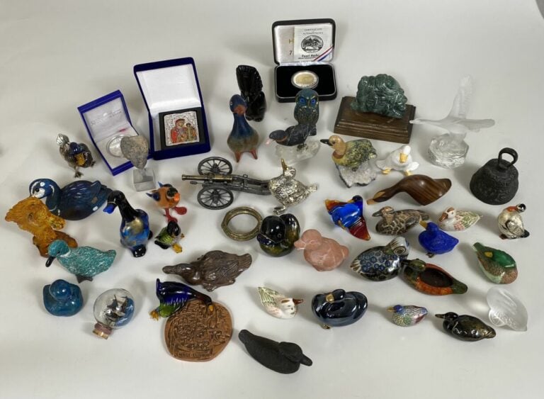 Lot de sujets animaliers : taureau en composition, oiseau en bronze et hippopot…