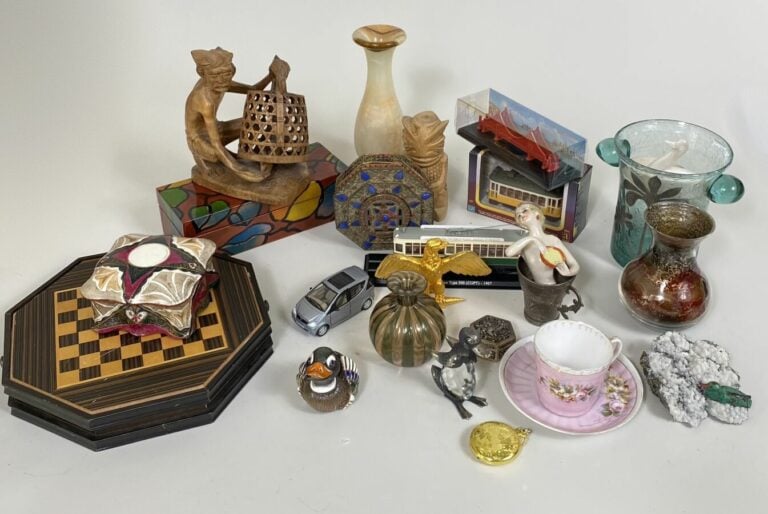 Lot de sujets animaliers : taureau en composition, oiseau en bronze et hippopot…