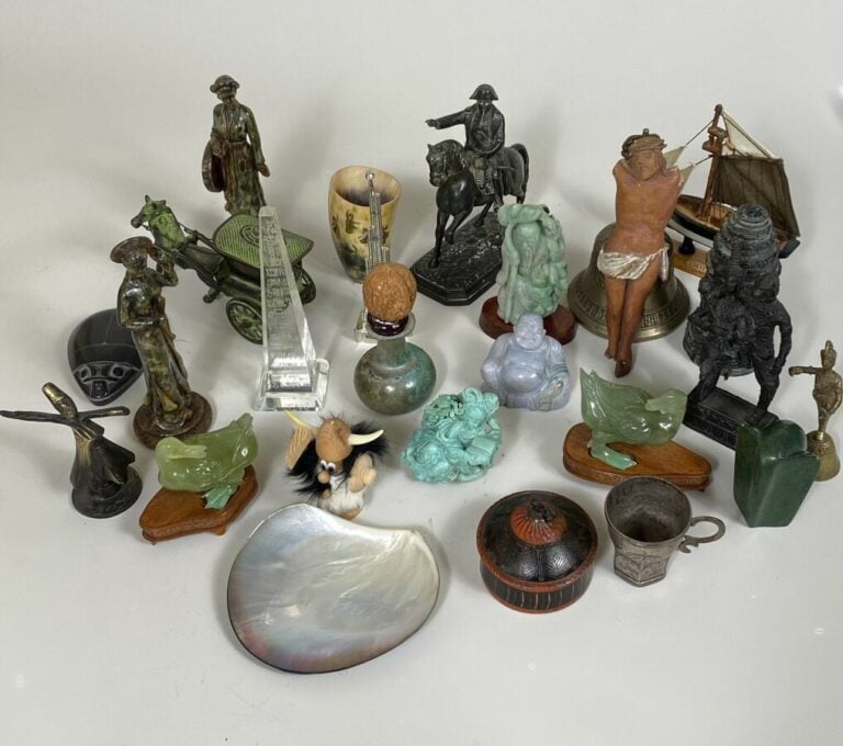 Lot de sujets animaliers : taureau en composition, oiseau en bronze et hippopot…