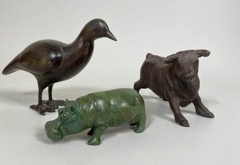 Lot de sujets animaliers : taureau en composition, oiseau en bronze et hippopot…