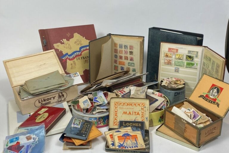 Lot de timbres et cartes postales divers