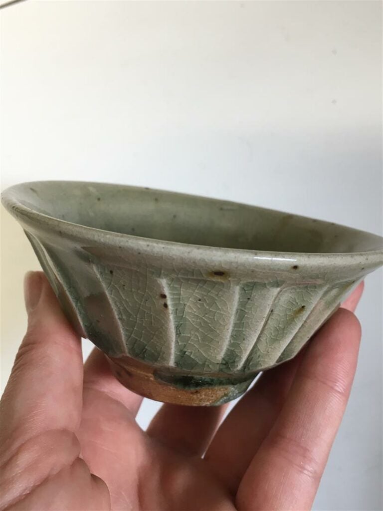 [-] LOT DE TROIS (3) BOLS EN PORCELAINE - Comprenant un bol céladon, un bol ble…