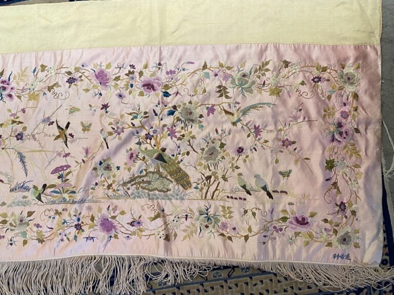 Lot de trois (3) broderies dont une parure de rideaux - Chine, - A décor d'oise…