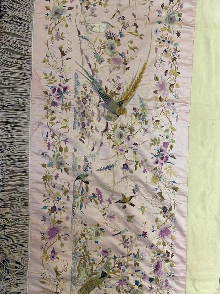 Lot de trois (3) broderies dont une parure de rideaux - Chine, - A décor d'oise…
