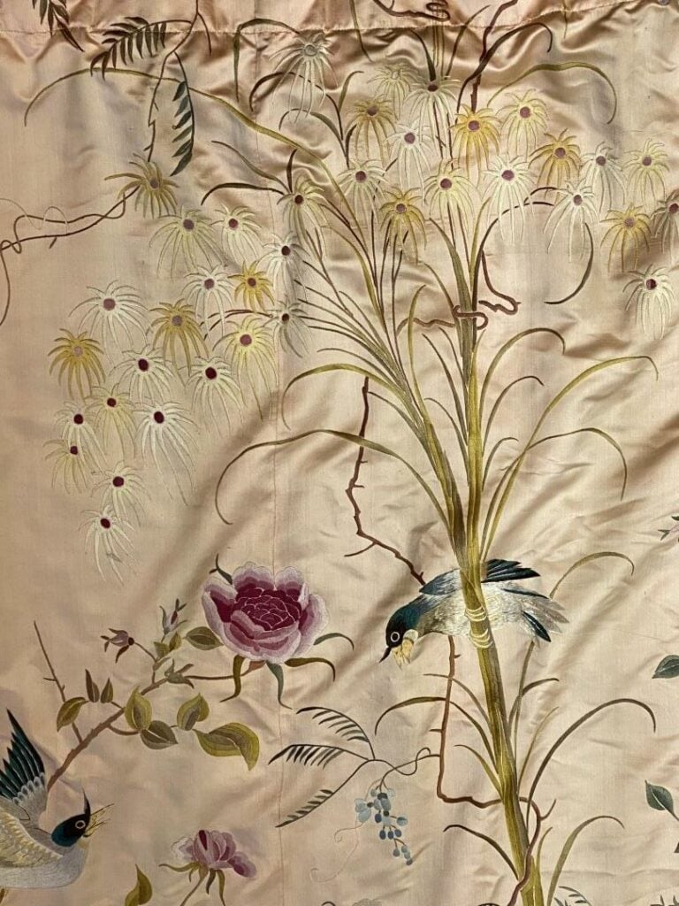 Lot de trois (3) broderies dont une parure de rideaux - Chine, - A décor d'oise…