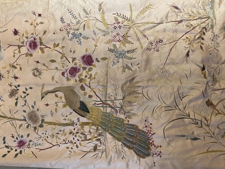 Lot de trois (3) broderies dont une parure de rideaux - Chine, - A décor d'oise…