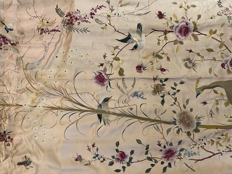 Lot de trois (3) broderies dont une parure de rideaux - Chine, - A décor d'oise…