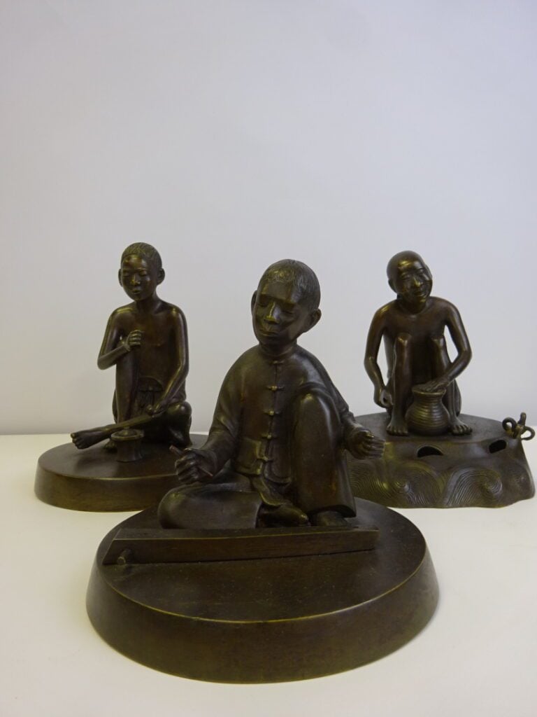 LOT DE TROIS (3) BRONZES A L'EFFIGIE D'ARTISANS - Vietnam, Probablement de l'Ec…