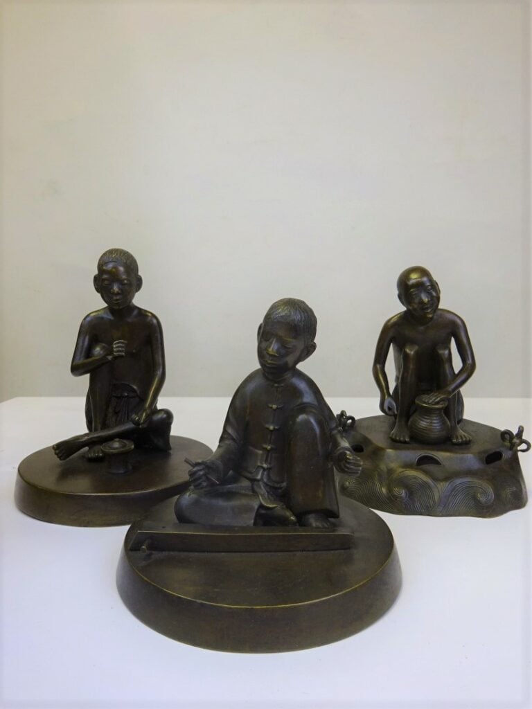 LOT DE TROIS (3) BRONZES A L'EFFIGIE D'ARTISANS - Vietnam, Probablement de l'Ec…