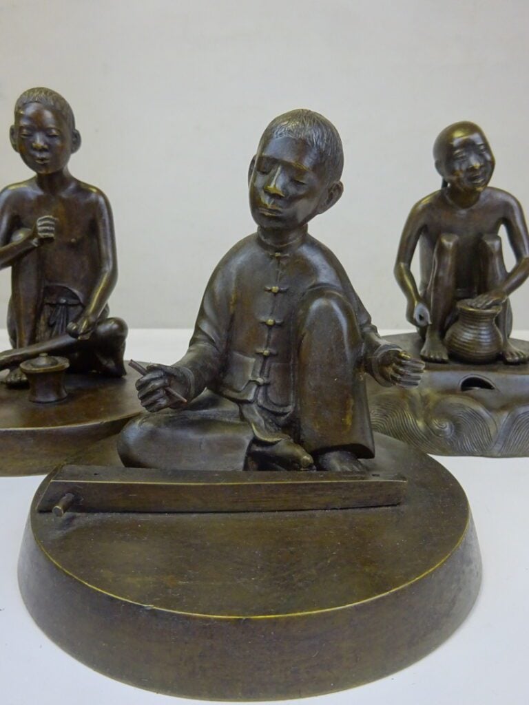 LOT DE TROIS (3) BRONZES A L'EFFIGIE D'ARTISANS - Vietnam, Probablement de l'Ec…