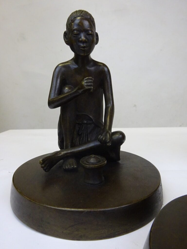 LOT DE TROIS (3) BRONZES A L'EFFIGIE D'ARTISANS - Vietnam, Probablement de l'Ec…