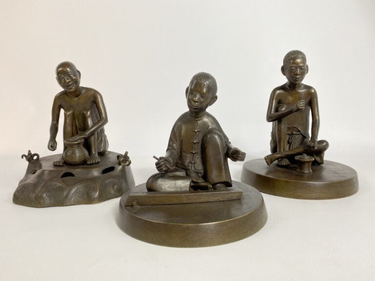LOT DE TROIS (3) BRONZES A L'EFFIGIE D'ARTISANS - Vietnam, Probablement de l'Ec…