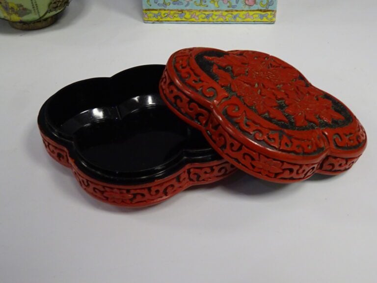 [-] LOT DE TROIS (3) OBJETS ASIATIQUES - Chine, - Comprenant - - une boite en l…