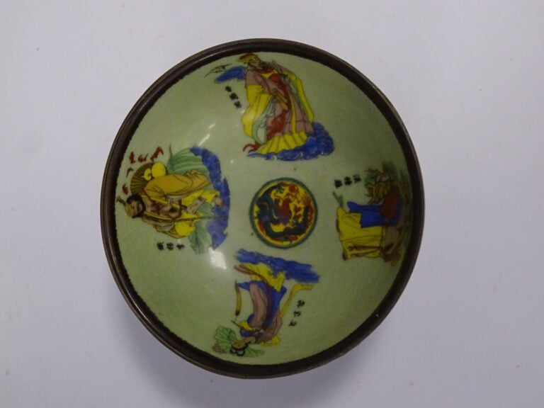[-] LOT DE TROIS (3) OBJETS ASIATIQUES - Chine, - Comprenant - - une boite en l…