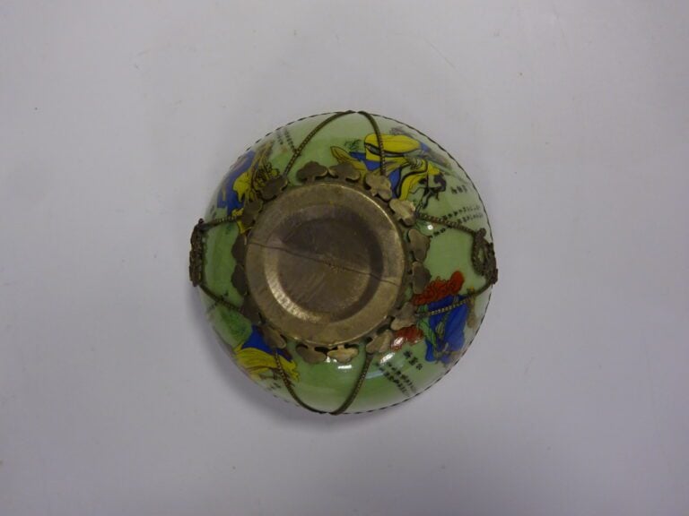 [-] LOT DE TROIS (3) OBJETS ASIATIQUES - Chine, - Comprenant - - une boite en l…