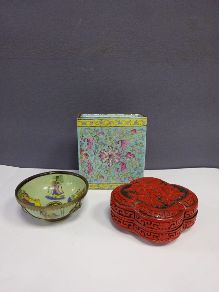 [-] LOT DE TROIS (3) OBJETS ASIATIQUES - Chine, - Comprenant - - une boite en l…