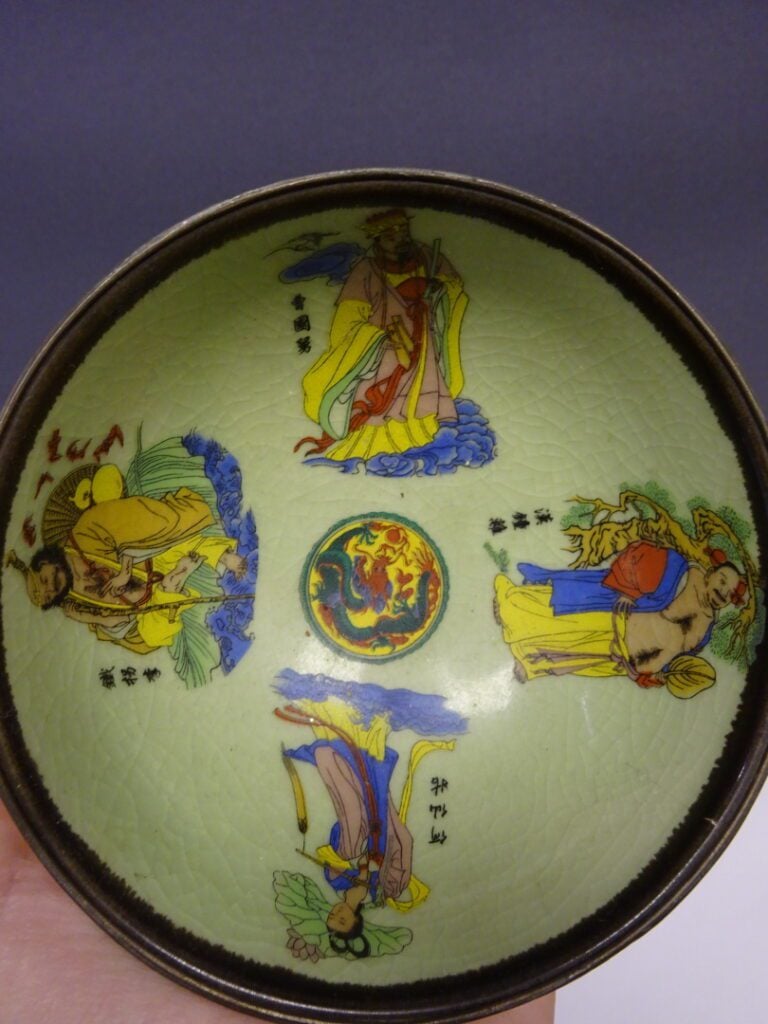 [-] LOT DE TROIS (3) OBJETS ASIATIQUES - Chine, - Comprenant - - une boite en l…