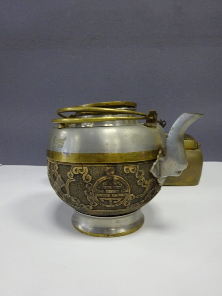 [-] LOT DE TROIS (3) OBJETS ASIATIQUES: - Comprenant: - - une boite à thé en ét…