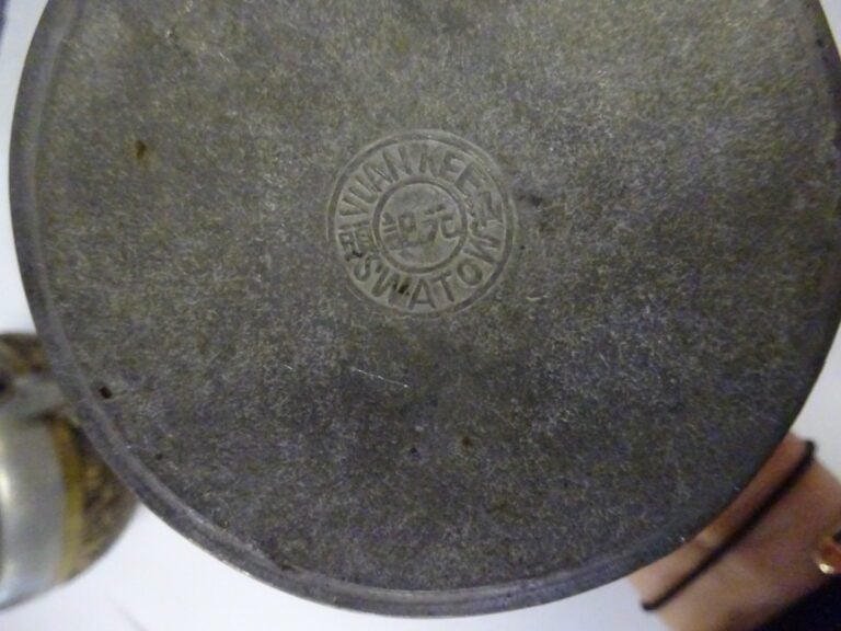 [-] LOT DE TROIS (3) OBJETS ASIATIQUES: - Comprenant: - - une boite à thé en ét…