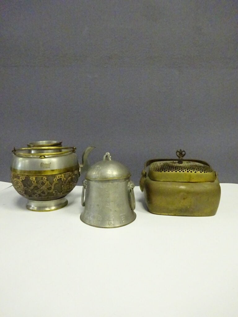 [-] LOT DE TROIS (3) OBJETS ASIATIQUES: - Comprenant: - - une boite à thé en ét…