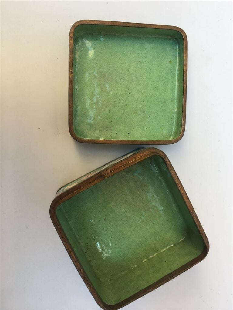 LOT DE TROIS (3) OBJETS EN EMAUX SUR CUIVRE - Chine, 1900 - Comprenant deux pet…