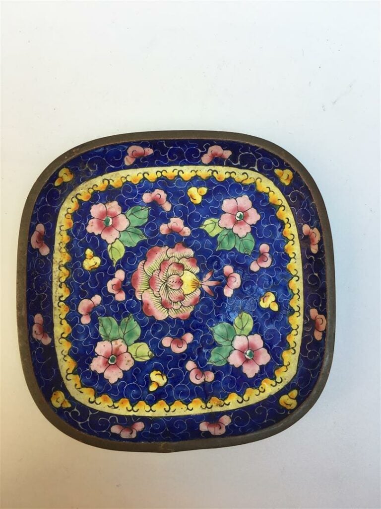 LOT DE TROIS (3) OBJETS EN EMAUX SUR CUIVRE - Chine, 1900 - Comprenant deux pet…